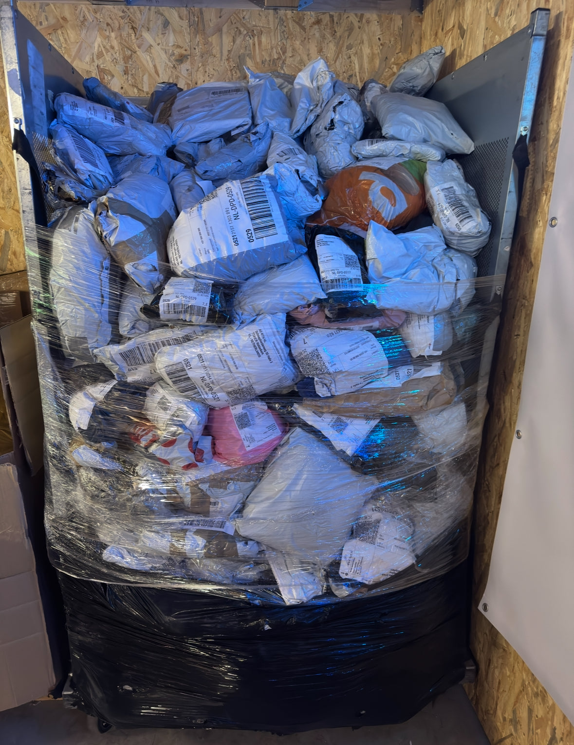 DHL Rollwagen mit 200 weichen Packs inkl. Versand